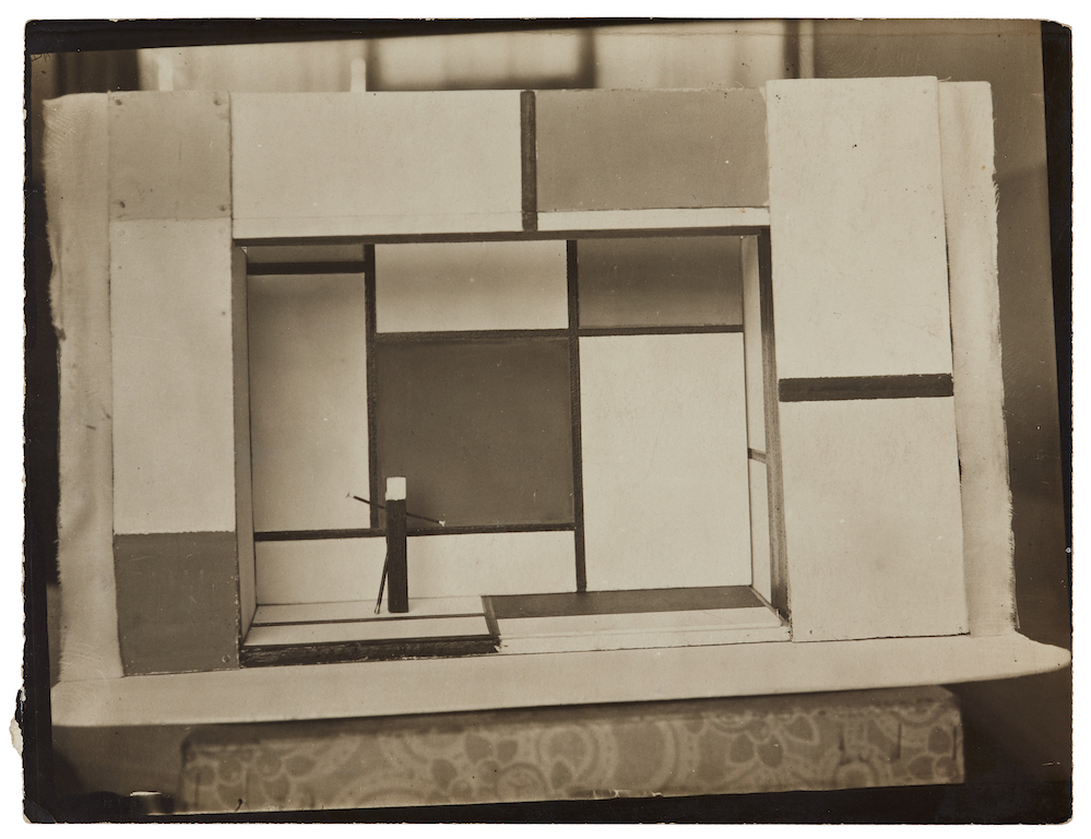 fig. 2. André Kertész, Stage set model for Michel Seuphor’s L’éphémère est éternel by Piet Mondrian, second act (1926), gelatin silver print, c. 8.9 x 11.9 cm, courtesy Lempertz Auction House, Cologne